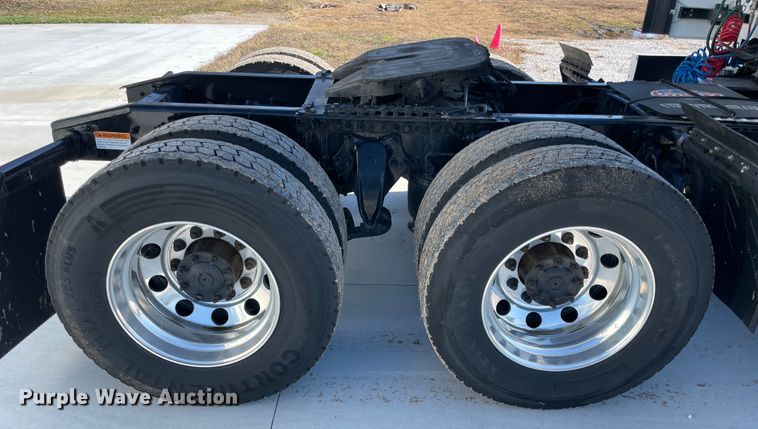 image for item ID9548 2014 Freightliner Cascadia  semi truck