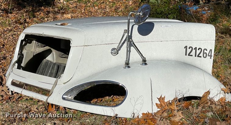 image for item ID9553 Freightliner  hood