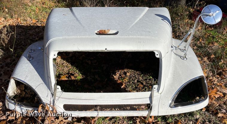 image for item ID9553 Freightliner  hood