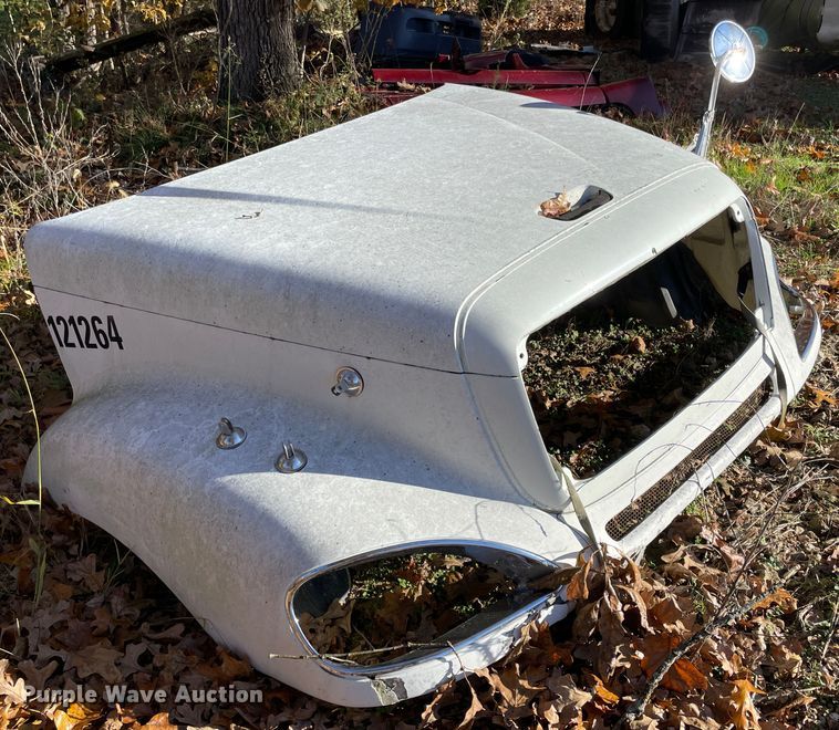 image for item ID9553 Freightliner  hood