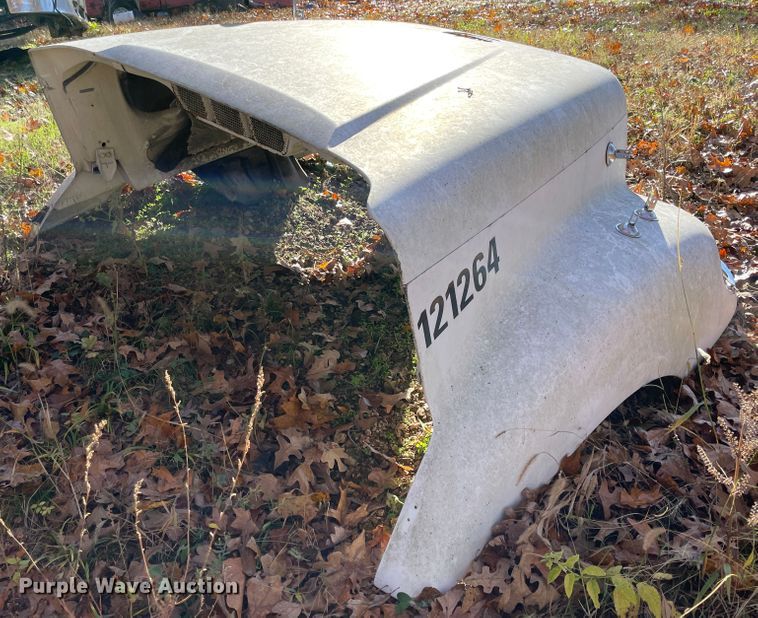 image for item ID9553 Freightliner  hood