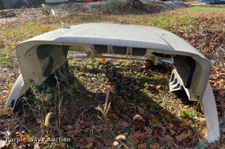 image for item ID9553 Freightliner  hood