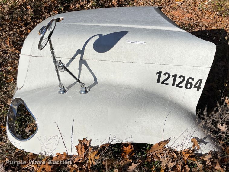 image for item ID9553 Freightliner  hood