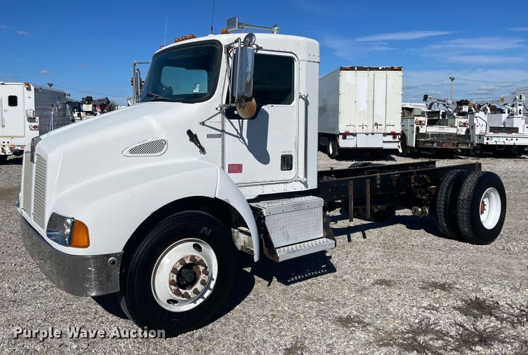 image for item ID9560 2000 Kenworth T300  semi truck