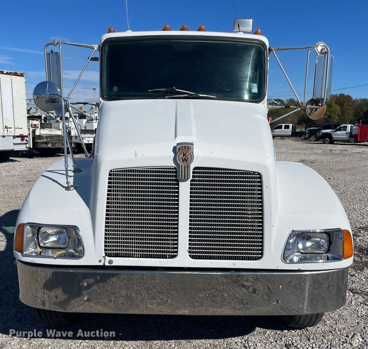 image for item ID9560 2000 Kenworth T300  semi truck