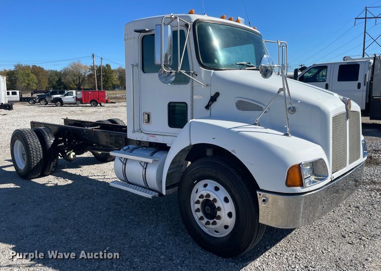 image for item ID9560 2000 Kenworth T300  semi truck