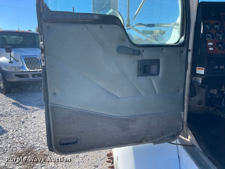 image for item ID9560 2000 Kenworth T300  semi truck