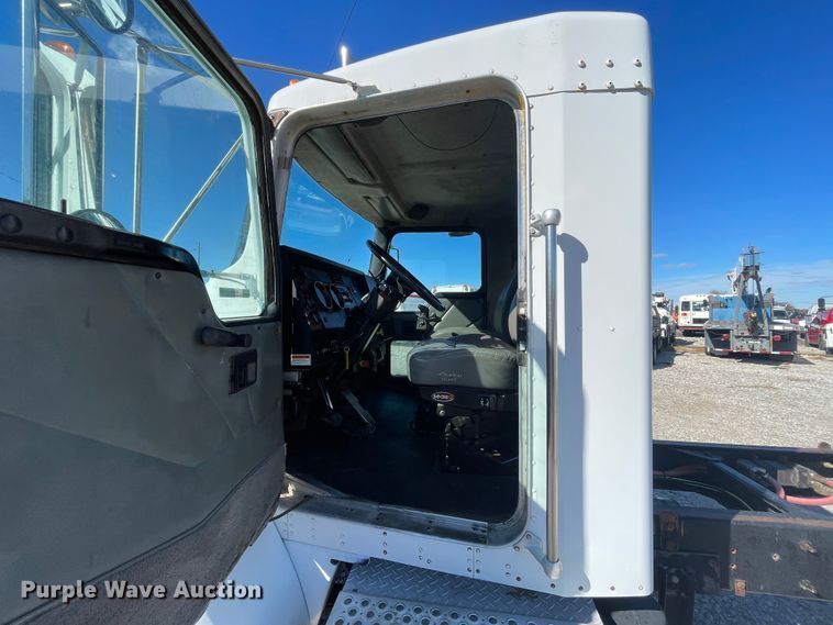 image for item ID9560 2000 Kenworth T300  semi truck
