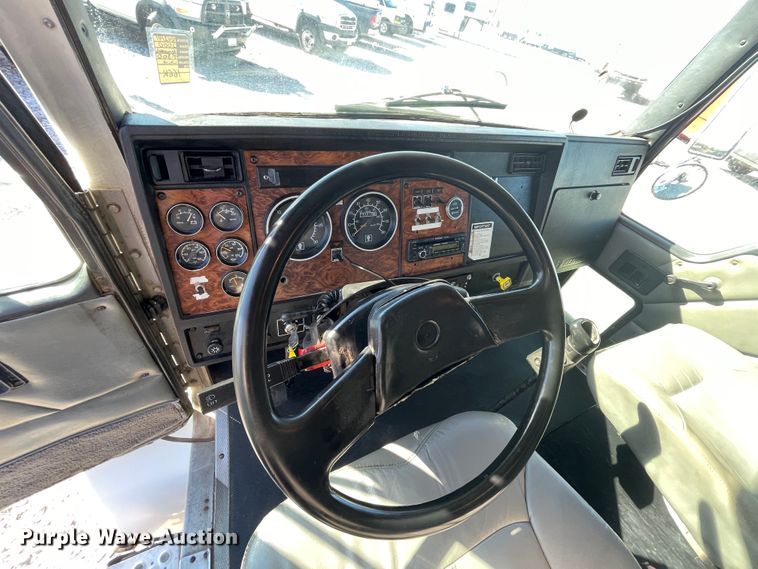 image for item ID9560 2000 Kenworth T300  semi truck