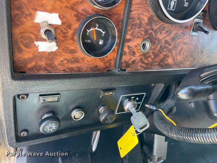image for item ID9560 2000 Kenworth T300  semi truck