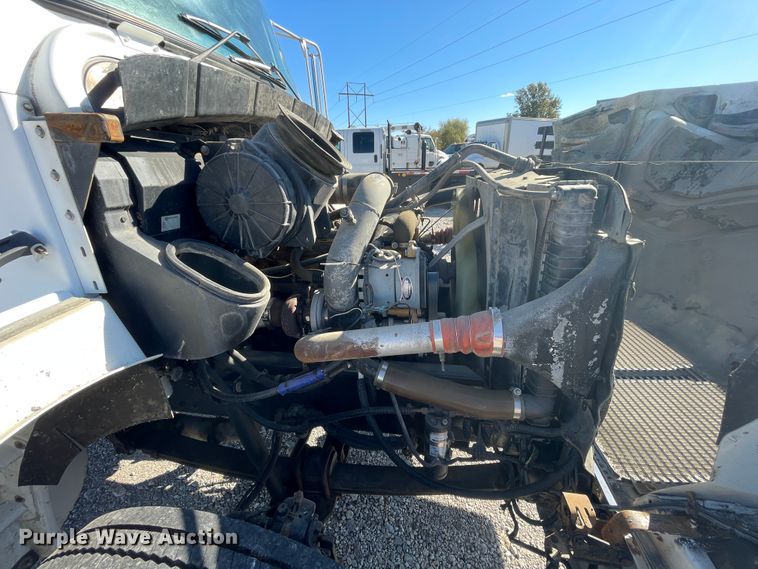 image for item ID9560 2000 Kenworth T300  semi truck