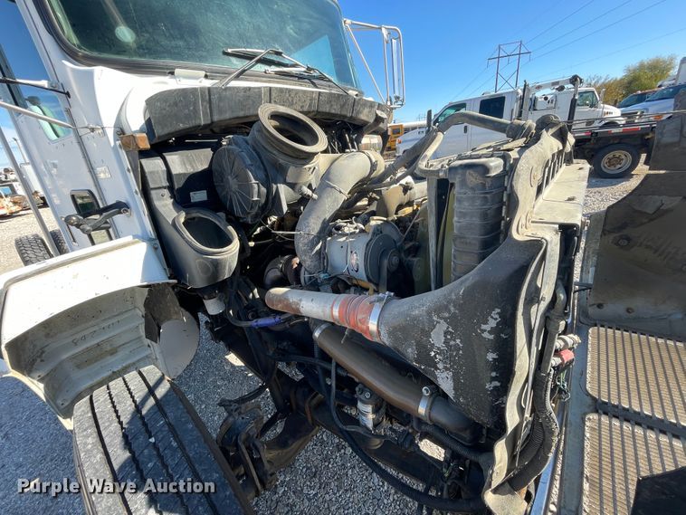 image for item ID9560 2000 Kenworth T300  semi truck