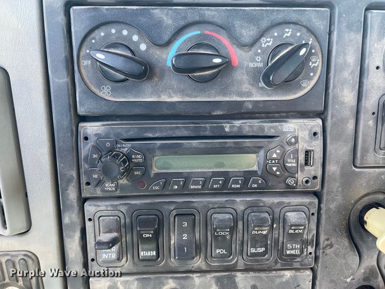 image for item IJ9515 2011 International WorkStar 7600  semi truck