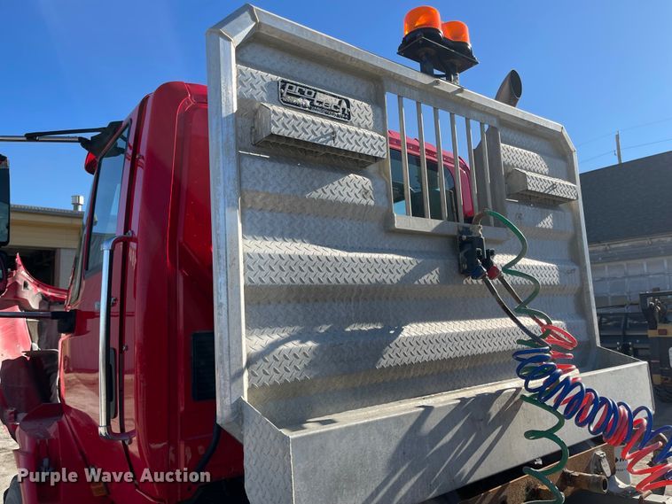 image for item IJ9515 2011 International WorkStar 7600  semi truck