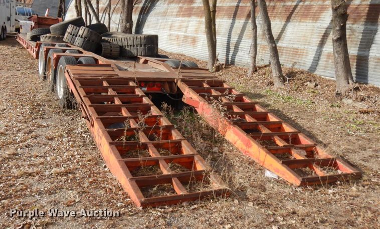 image for item IO9538 2001 Trail King TK80RG-483  equipment trailer