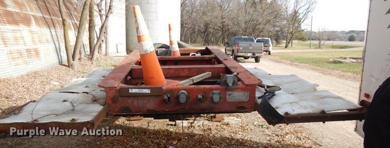 image for item IO9538 2001 Trail King TK80RG-483  equipment trailer