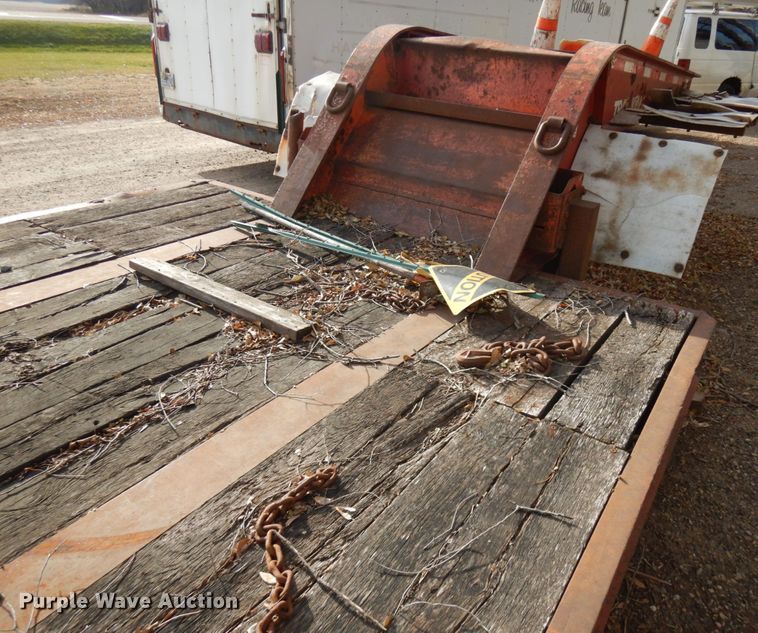 image for item IO9538 2001 Trail King TK80RG-483  equipment trailer