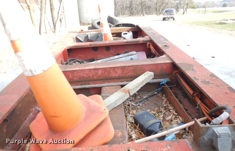 image for item IO9538 2001 Trail King TK80RG-483  equipment trailer