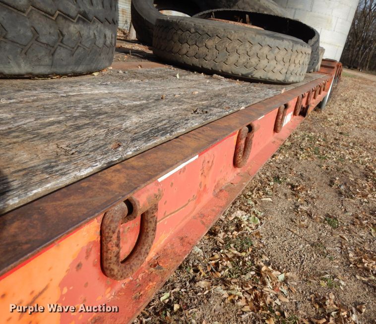 image for item IO9538 2001 Trail King TK80RG-483  equipment trailer