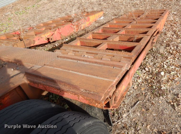 image for item IO9538 2001 Trail King TK80RG-483  equipment trailer