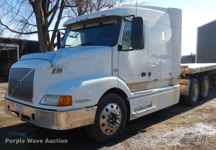 image for item IO9556 1999 Volvo VN  semi truck