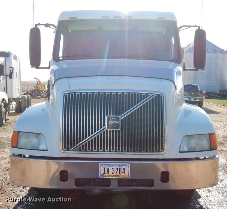 image for item IO9556 1999 Volvo VN  semi truck