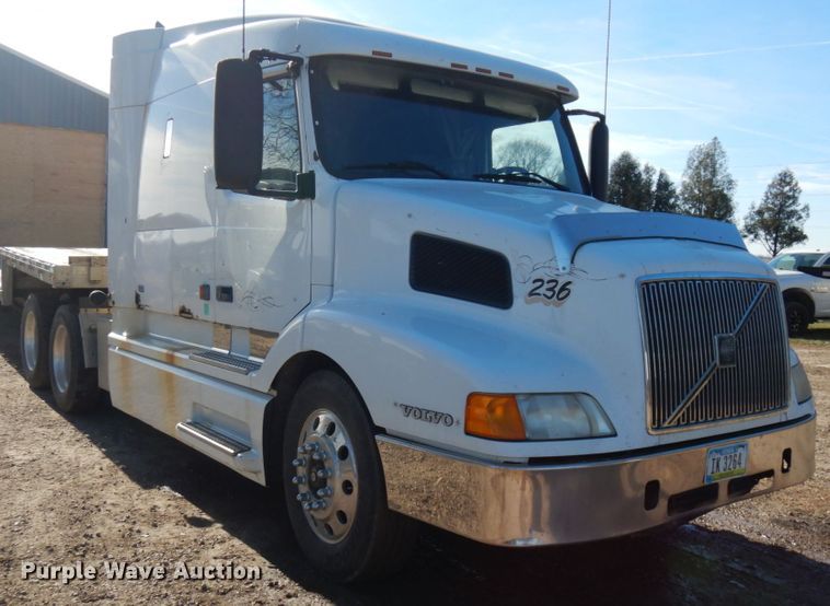 image for item IO9556 1999 Volvo VN  semi truck