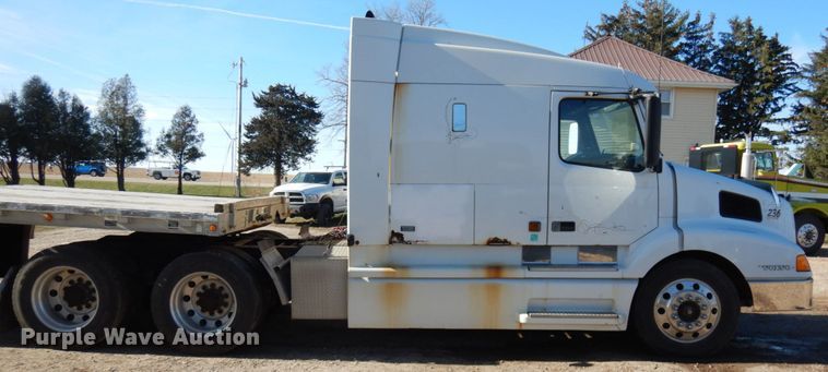 image for item IO9556 1999 Volvo VN  semi truck