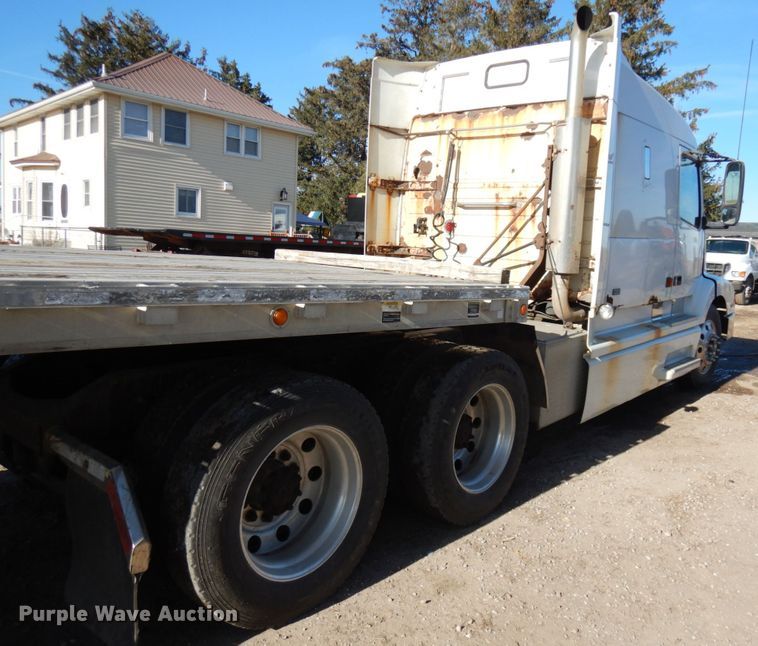 image for item IO9556 1999 Volvo VN  semi truck