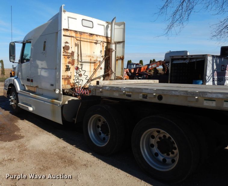 image for item IO9556 1999 Volvo VN  semi truck