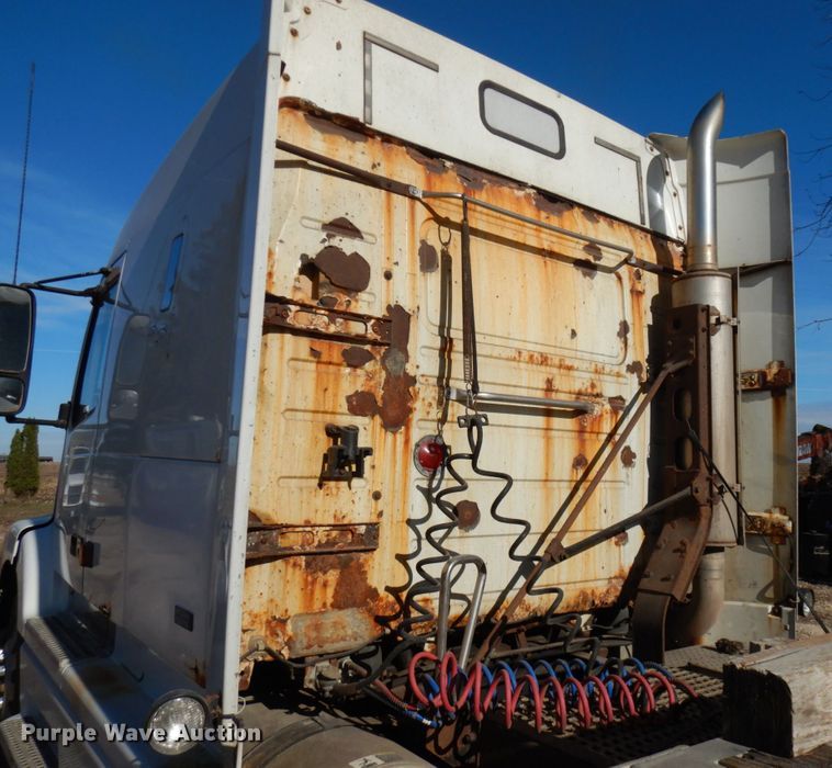 image for item IO9556 1999 Volvo VN  semi truck