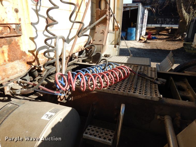 image for item IO9556 1999 Volvo VN  semi truck