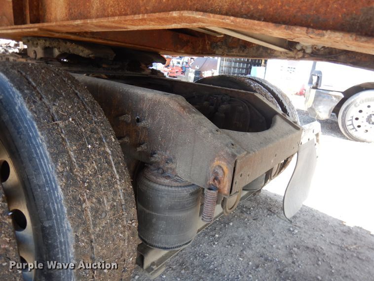 image for item IO9556 1999 Volvo VN  semi truck