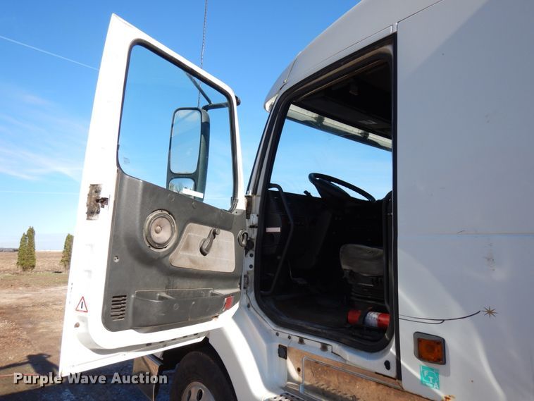 image for item IO9556 1999 Volvo VN  semi truck