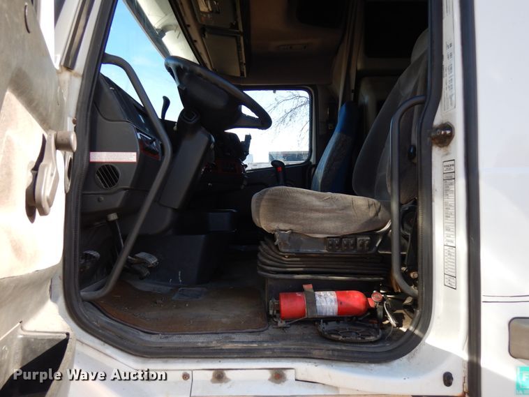 image for item IO9556 1999 Volvo VN  semi truck