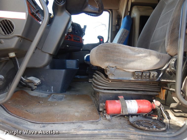 image for item IO9556 1999 Volvo VN  semi truck