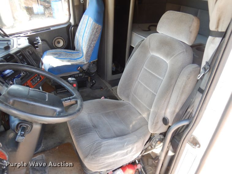 image for item IO9556 1999 Volvo VN  semi truck