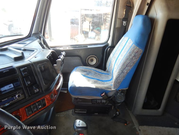 image for item IO9556 1999 Volvo VN  semi truck