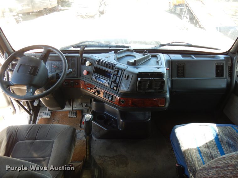 image for item IO9556 1999 Volvo VN  semi truck