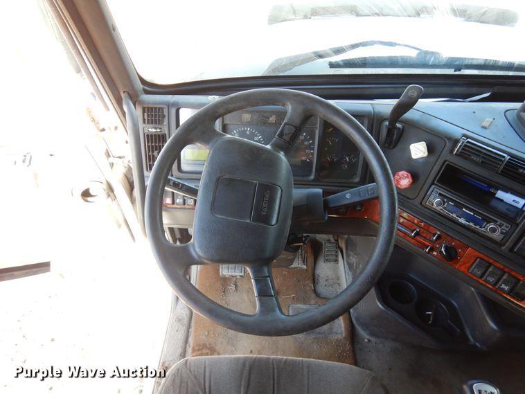 image for item IO9556 1999 Volvo VN  semi truck
