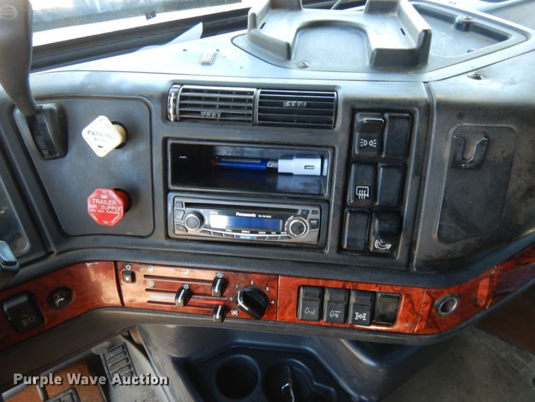 image for item IO9556 1999 Volvo VN  semi truck