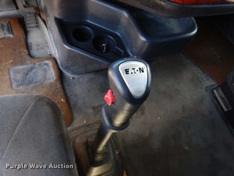 image for item IO9556 1999 Volvo VN  semi truck