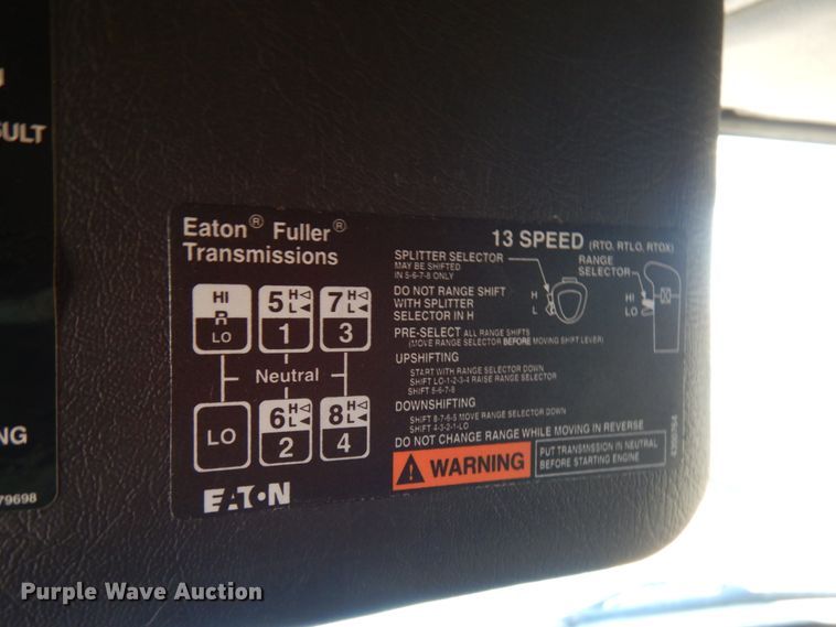 image for item IO9556 1999 Volvo VN  semi truck