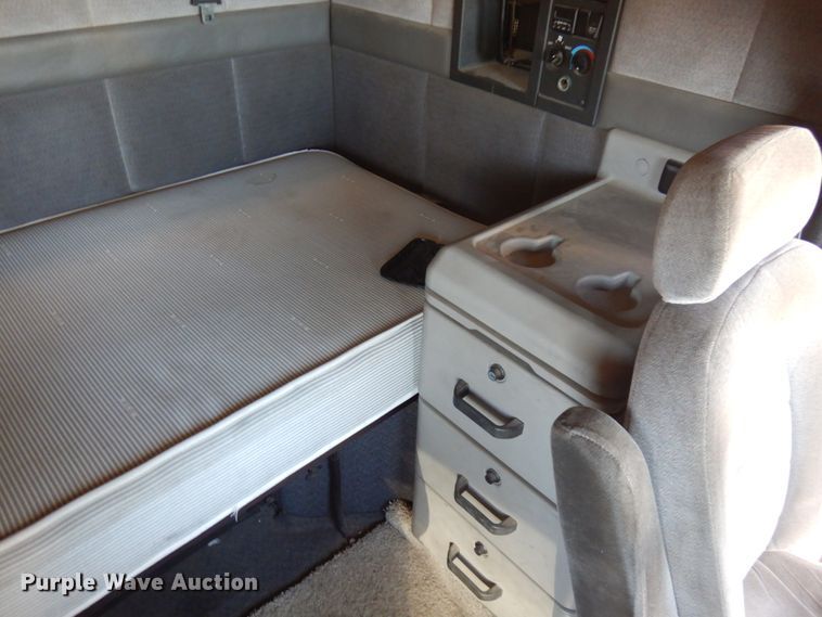 image for item IO9556 1999 Volvo VN  semi truck