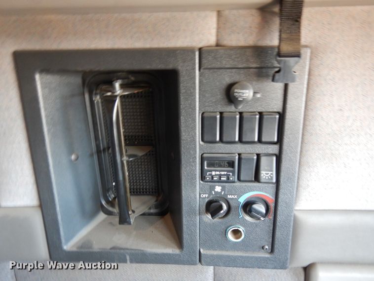 image for item IO9556 1999 Volvo VN  semi truck