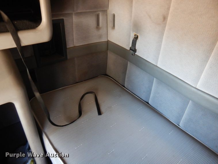 image for item IO9556 1999 Volvo VN  semi truck