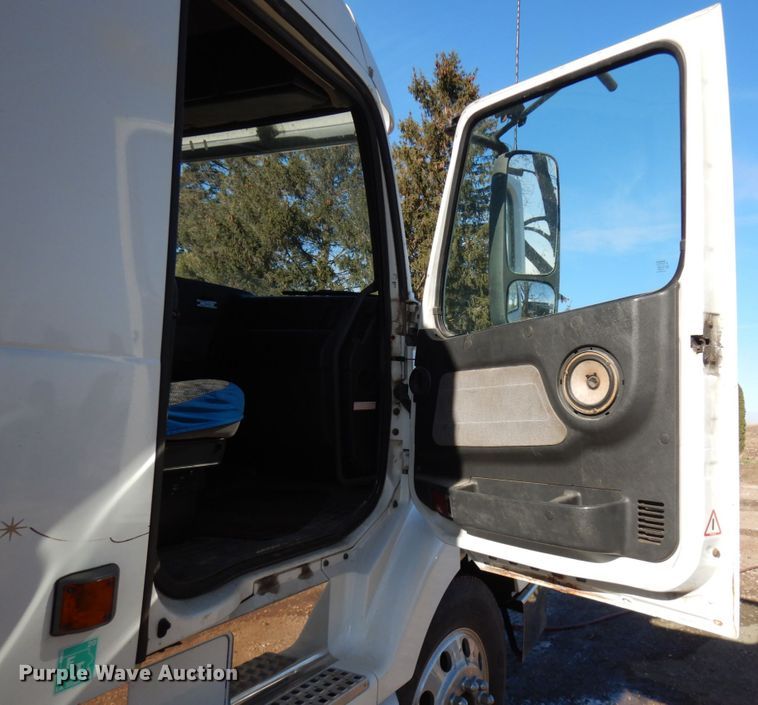 image for item IO9556 1999 Volvo VN  semi truck