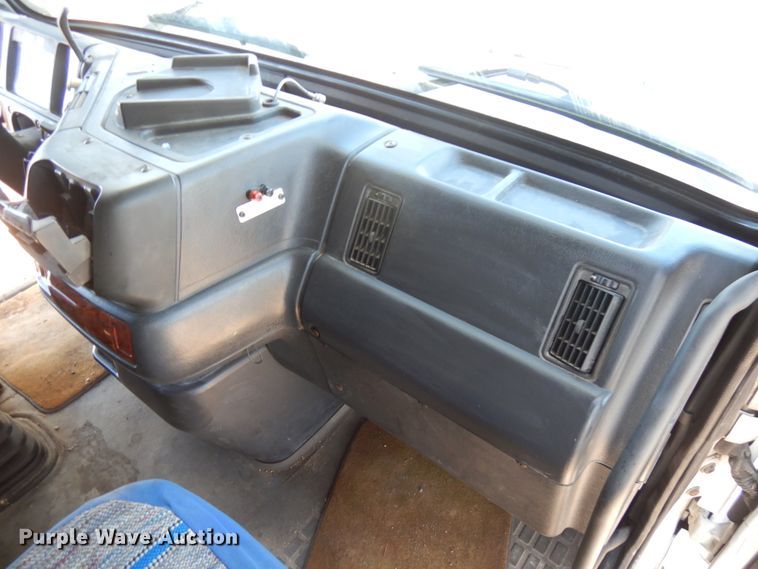 image for item IO9556 1999 Volvo VN  semi truck