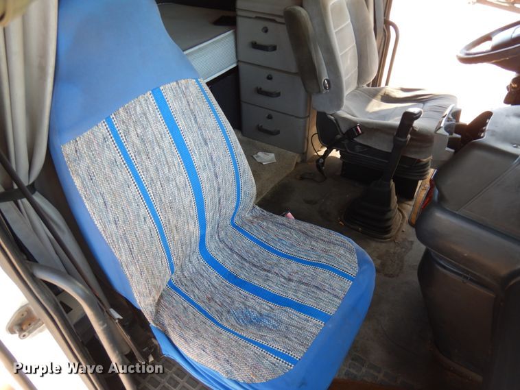 image for item IO9556 1999 Volvo VN  semi truck