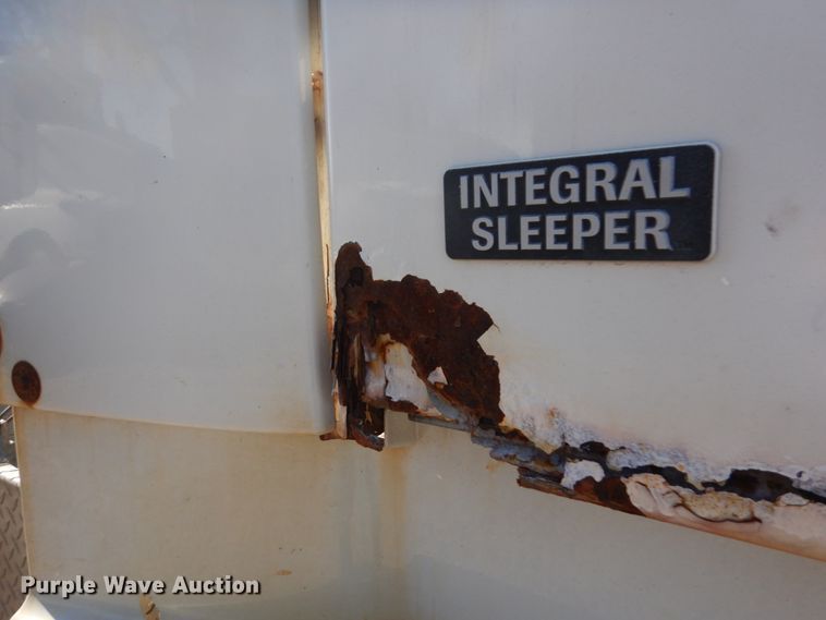 image for item IO9556 1999 Volvo VN  semi truck